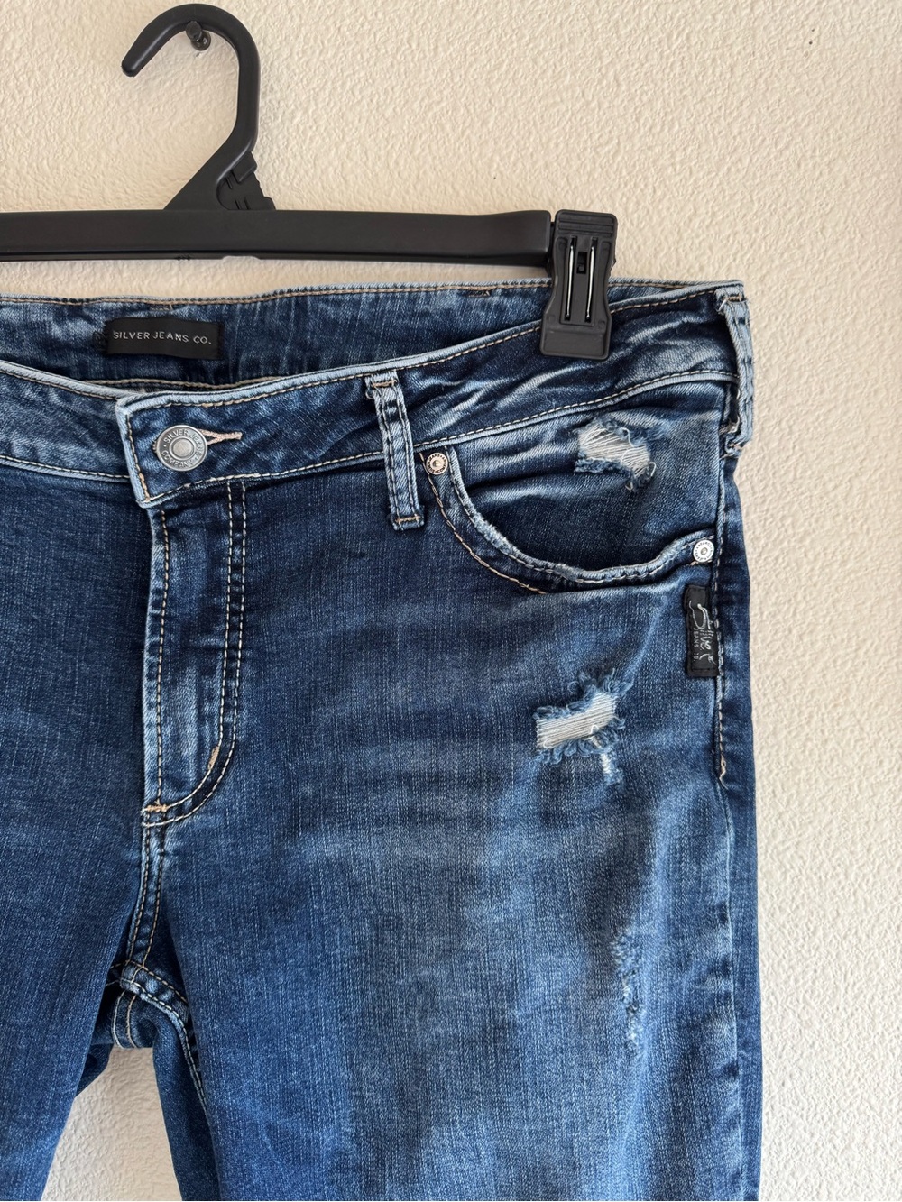 Silver Jeans Cropped Distressed Mid-Blue Capri Jeans - Picture 4 of 7